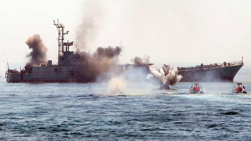 Irán dispara contra 3 buques en el Estrecho de Ormuz; incauta 2 de ellos