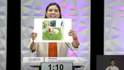 La candidata mostró contenta a su pequeña mascota