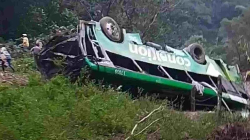 Tragedia de autobús de pasajeros enluta la Nochebuena en Veracruz; hay 10 fallecidos