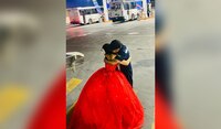 Papá no puede ir a los XV's de su hija; quinceañera lo sorprende en su trabajo