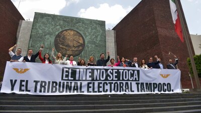 Miembros de MC mostraron una lona en rechazo a la reforma al TEPJF