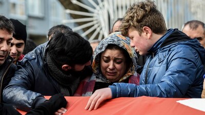 Una mujer llora a uno de sus familiares tras el ataque terrorista en Turquía