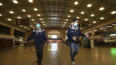 Trabajadores desinfectan la estación de trenes de Wuhan para evitar la propagación del coronavirus