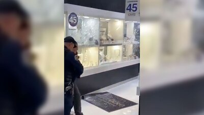 Los presuntos ladrones huyeron del centro comercial a bordo de la una motocicleta