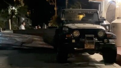 Personas bloquean las calles con troncos, láminas, tabiques y autos