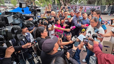CIUDAD DE MÉXICO, 24ABRIL2026.-Familiares Edith Guadalupe, realizaron una conferencia de prensa frente al Centro de Atención Integral para la Búsqueda de Personas, esto con el objeto de deslindarse de falsas convocatorias en apoyo al caso del feminicido así como pedir a los medios espacio para su duelo.
FOTO: ROGELIO MORALES/CUARTOSCURO.COM