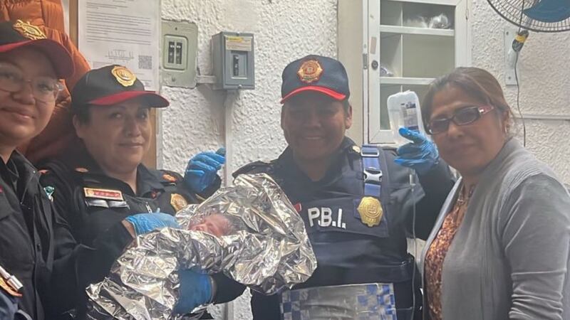 Policías y personal del Metro ayudan a joven de 17 años a dar a luz en estación San Cosme