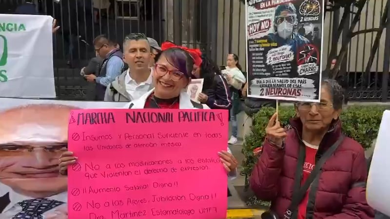 Empleados del IMSS se manifiestan frente a la Segob para pedir insumos y mejoras laborales