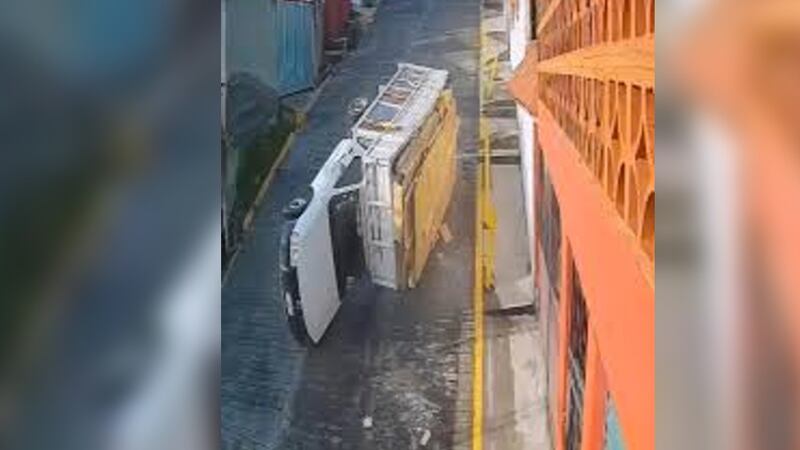 VIDEO: Vuelca camioneta cargada con cartón en calles de Tultitlán, Edomex