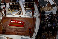 Por la gran afluencia, Vaticano mantiene abierta la capilla ardiente de Francisco toda la noche