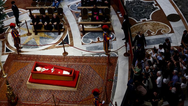 Por la gran afluencia, Vaticano mantiene abierta la capilla ardiente de Francisco toda la noche