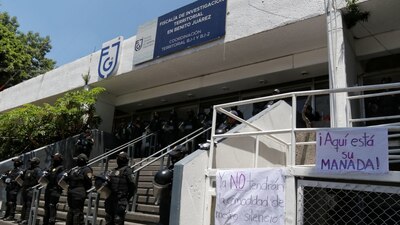 Protesta por detención de mujeres que tomaron edificio de la CNDH