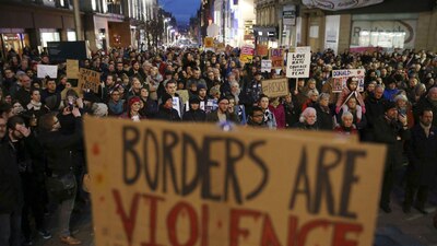 Ciudadanos de Escocia protestaron por las medidas contra inmigrantes que firmó Trump
