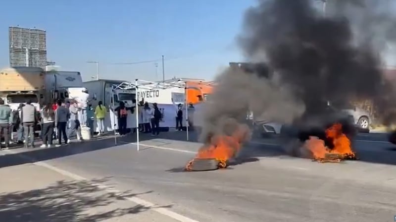 Bloqueo en la México-Toluca lleva más de 7 horas; manifestantes exigen ver a hombre desaparecido