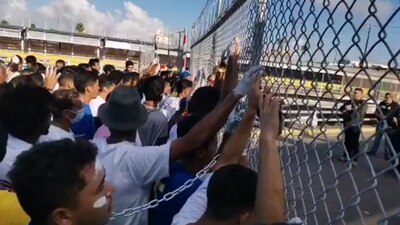 Los venezolanos se pintaron las manos de blanco y se amarraron con cadenas