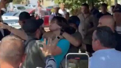 Los agentes de seguridad lograron regresar al trabajador a un lugar seguro