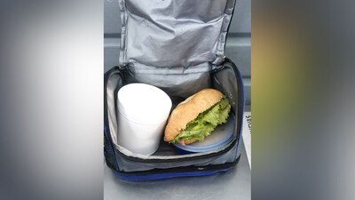 El desayuno de la chica estaba dentro de una pequeña lonchera