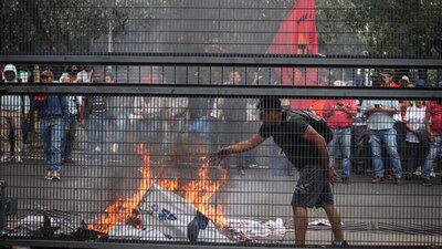En las inmediaciones del INE también realizaron quemas y pintas