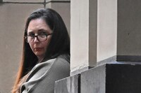 Mujer es acusada por envenenar intencionalmente a sus exsuegros con hongos