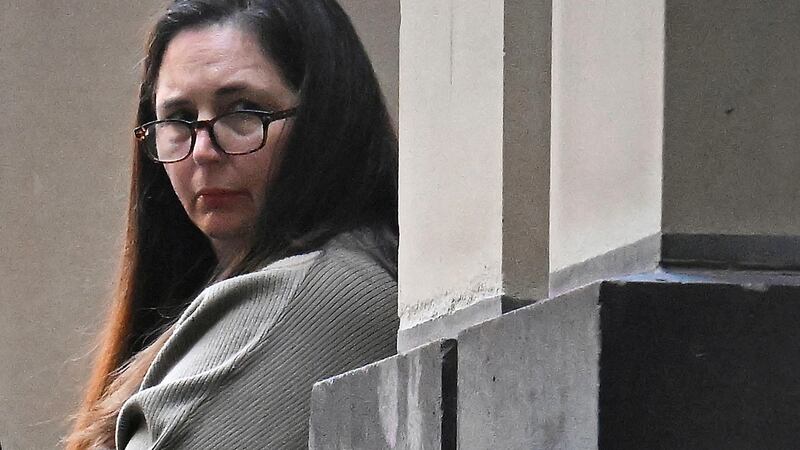 Mujer es acusada por envenenar intencionalmente a sus exsuegros con hongos