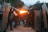 Marcha por el 57 aniversario de Tlatelolco termina con enfrentamientos y destrozos