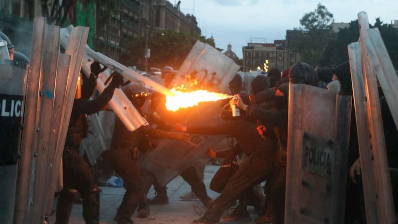 Marcha por el 57 aniversario de Tlatelolco termina con enfrentamientos y destrozos