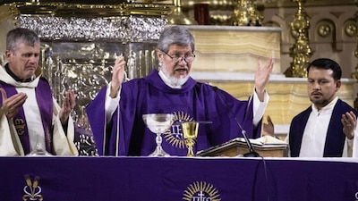 El religioso oficia misas para la comunidad LGBT