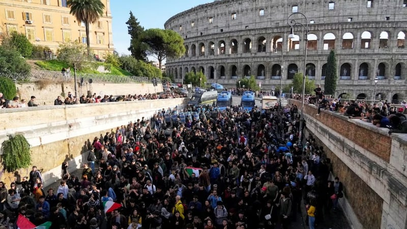 Decenas de personas irrumpen en el antiguo Coliseo romano en medio de las protestas en Italia