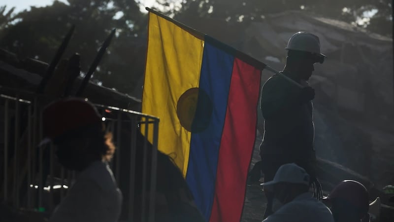 Suman 285 personas muertas por terremoto de magnitud 7.4 en Colombia