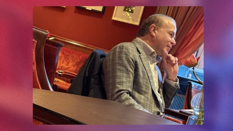 Captan a Raúl Rocha Cantú, copropietario de Miss Universo, en un bar de París