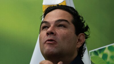 Está casado con Romina Contreras Carrasco, actual presidenta municipal de Huixquilucan en el Edomex