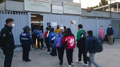 Policía capitalina vigila ingreso de alumnos a secundaria "República de Chile"