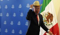 Ken Salazar confirma que dejará de ser embajador de EU en México el 7 de enero