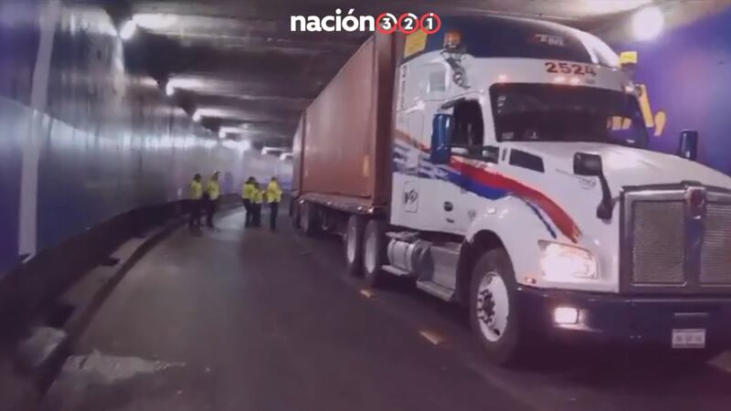 ¿Qué estaba pensando? Tráiler se ‘atora’ en bajopuente de CDMX