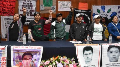 Los padres de los 43 estudiantes normalistas acudieron a la UNAM para dar un discurso