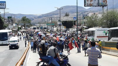 En las terminales de autobuses se colocaron los maestros de las regiones centro, norte y Tierra Caliente.