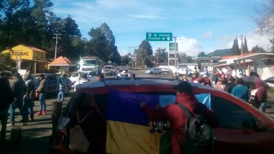 Comuneros bloquean el paso con automóviles y cartulinas