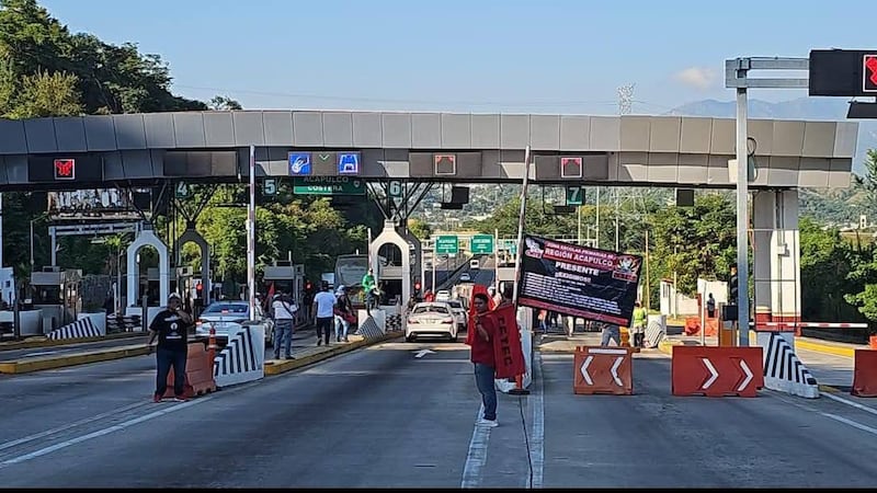 Maestros de la CETEG toman la Autopista del Sol; dejan que autos pasen sin pagar