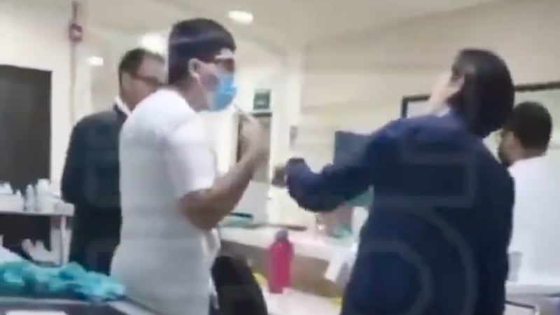 “De mí te vas a acordar”: Captan pelea entre doctora y enfermero del IMSS