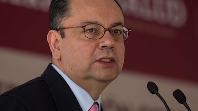 El ahora exfuncionario aseguró que hay injerencias de escencia neoliberal en el IMSS