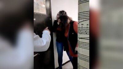 Un hombre intentó controlar el momento pero las taquilleras continuaron agrediéndose físicamente