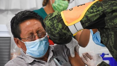 Este viernes llegaron a México un embarque de vacunas de AstraZeneca