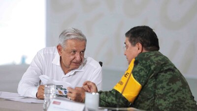Recientemente el titular de la Sedena (der.) fue señalado por lujosos viajes para su familia