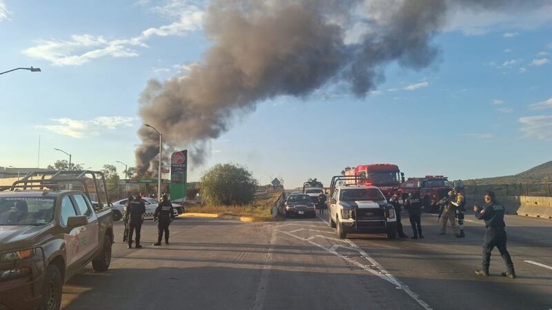 Sofocan incendio en zona industrial de Tepejí del Río tras 15 horas; reabren la México-Querétaro