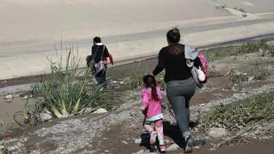 Un grupo de migrantes busca ingresar a Estados Unidos cruzando el Río Bravo