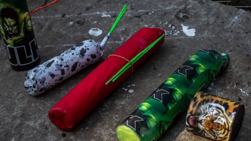 Mujer fallece tras explotarle un cohete en la mano; le lesiona el tórax y le amputa una extremidad