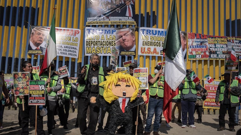 Con piñata de Trump, migrantes protestan en la frontera México-EU