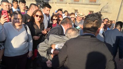 El presidente de la mesa directiva de la Cámara de Diputados tuvo que ser cargado