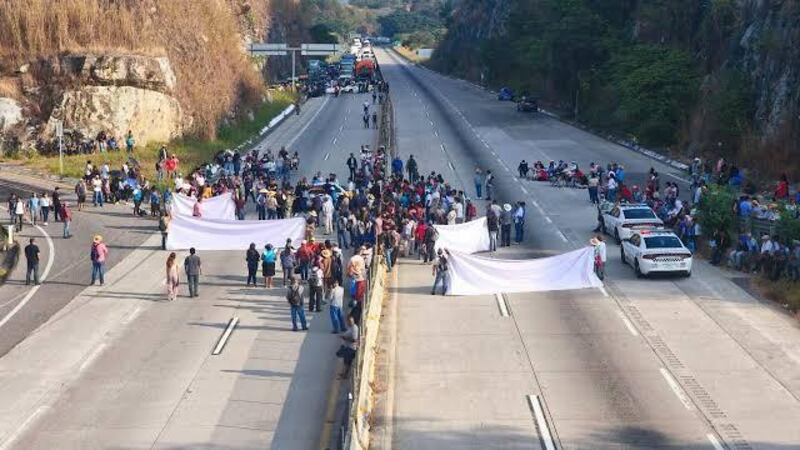 En pleno puente, manifestantes bloquean la Autopista del Sol para exigir seguridad