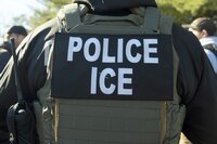 Muere migrante mexicano bajo arresto del ICE; “investigan causas”, dice EU